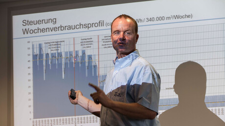 ZF Friedrichshafen employee Baumgarten shows the weekly compressed air demand profile