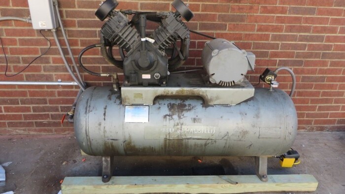 piston compressor on pallet